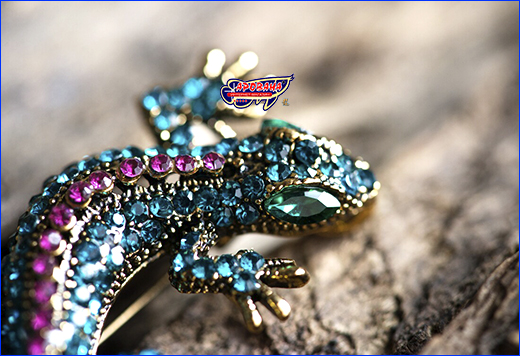 Брошь инкрустированная. Брошь геккон, Gecko Blue Pink, 6.5х3 см.