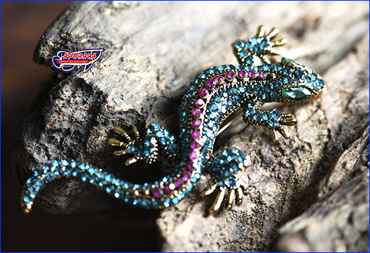 Брошь со стразами ящерица. Брошь геккон, Gecko Blue Pink, 6.5х3 см.