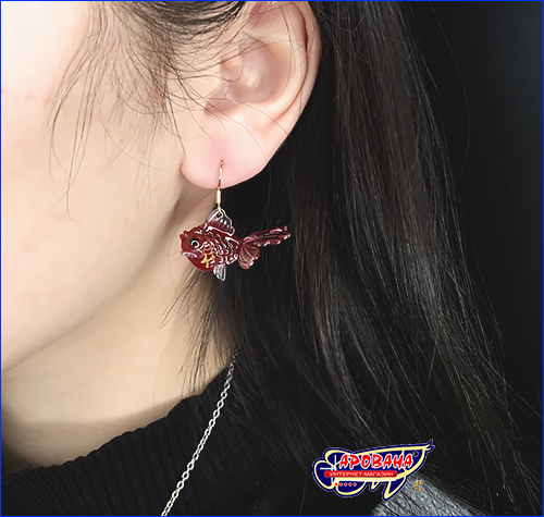 Серёжки Goldfish Red в примерке. Серёжки Goldfish Red.